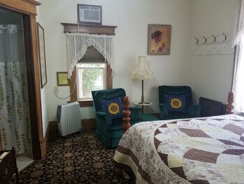 Bed & Breakfast Spurs N Lace Inn