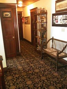 Bed & Breakfast Spurs N Lace Inn