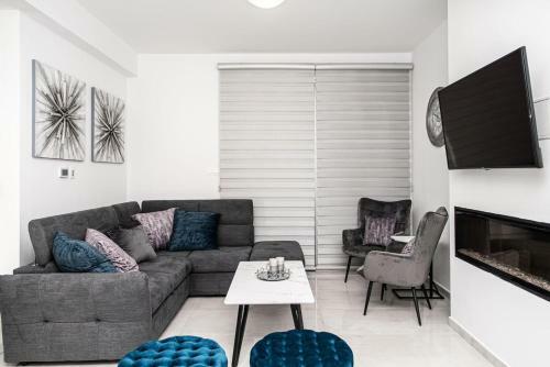 Brand New 3-br Villa/pool,2'on Foot-trinity Beach!