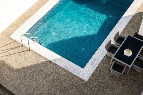 Brand New 3-br Villa/pool,2'on Foot-trinity Beach!