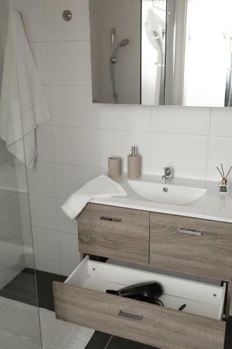 Fresh Apartment With Terrace + Free Parking