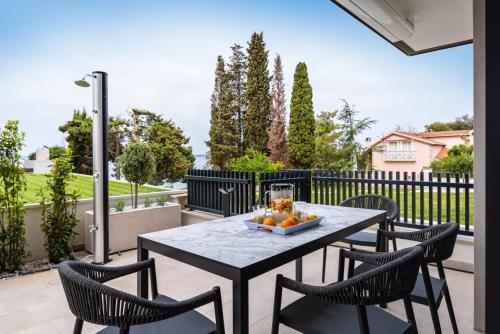 Crowonder Luxury Gold Apartment