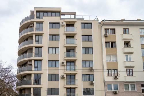 Sunny 1bdr Apartment Near Center - Free Parking