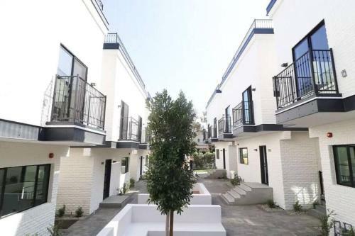 Centrally Located La Designer Home W 360 Roof Deck