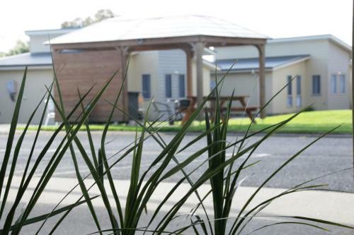 Golden Palms Motel