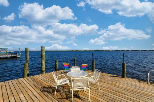Sunshine On The River 3 Bedroom Waterfront Property Home