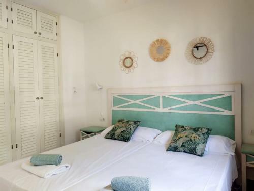 Cheap & Chic: Apartamento En Son Bou (Iv)