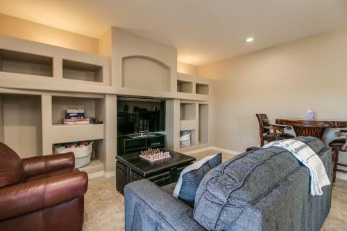 Fabulous 4-bdrm Wbreathtaking Views & Pool