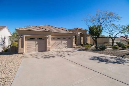 Fabulous 4-bdrm Wbreathtaking Views & Pool