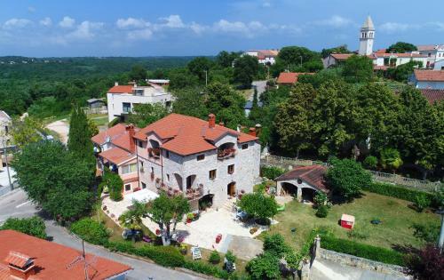 Hostal Holiday House Lena