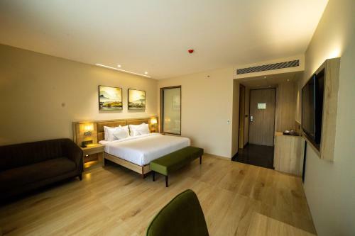 Hotel The Monarch At Chakan Midc, Pune