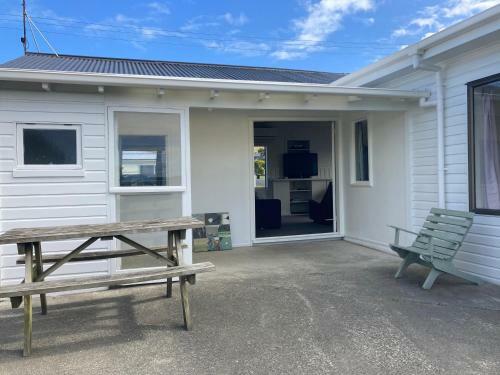Kiwi Beach Bach