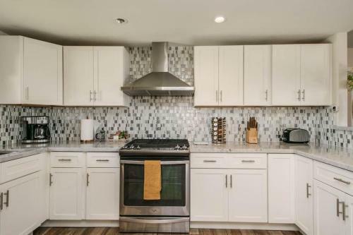 Mid-century Melrose 3bdrm Vintage Vibe With Pool
