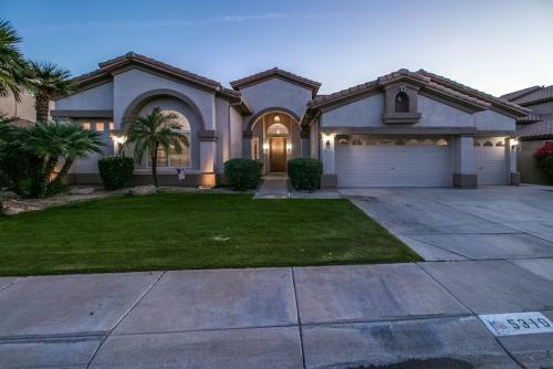 Amazing 4 Bedroom Retreat With Heated Pool