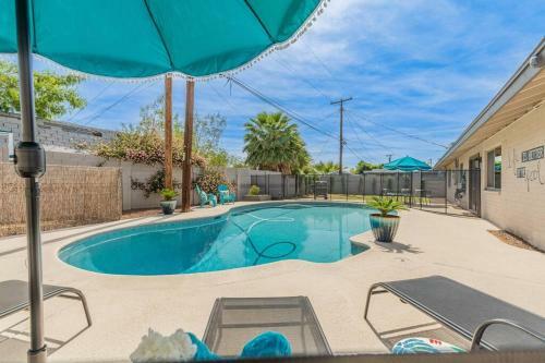 The Comforts' Inn: Desert Oasis