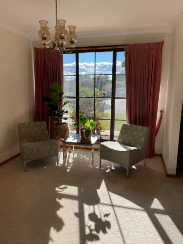 Authentic Canberra Suburban Living, Close To City