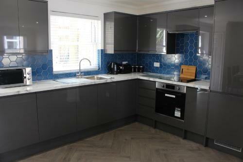 Central Hove, Entire 2 Bed House