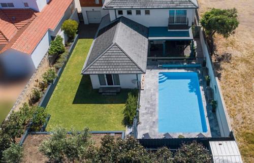 *new* Exclusive Beachfront Home With Pool & Views
