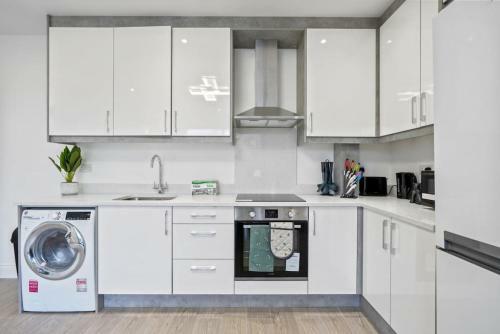 Modern, Stylish Two Bedroom Apartment In Slough