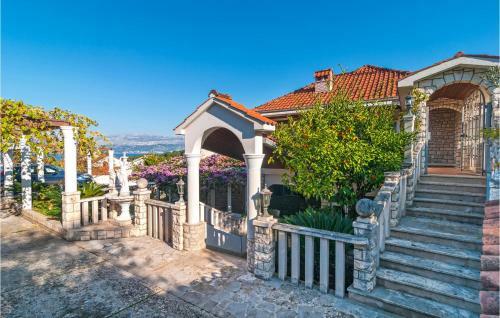 Stunning Apartment In Splitska W/ 1 Bedrooms