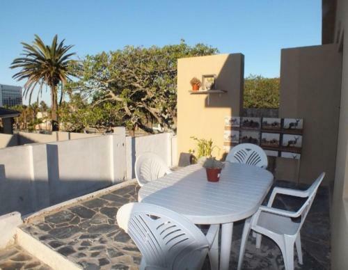 Hostal Aloha Beach Guest House