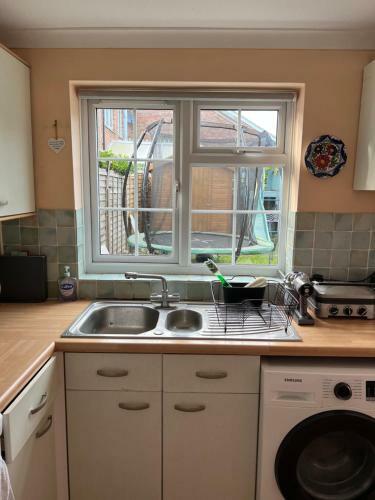 Villa Three Bedroom House In Chichester Free Parking