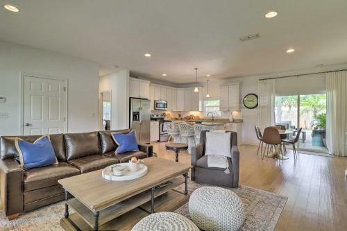 Coastal-chic Home Pool, Patio, 1 Mi To Beach