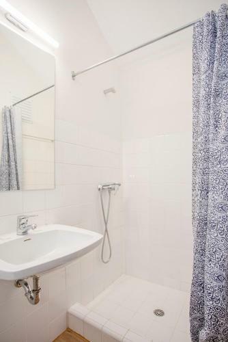 Liiiving In Moledo - Beach & Garden Villa