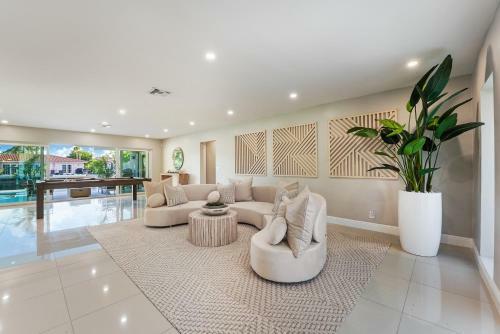 Palisades By Jadoreluxe L Oasis Pool And Waterview