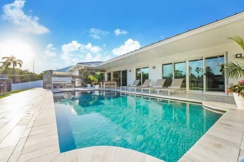 Palisades By Jadoreluxe L Oasis Pool And Waterview