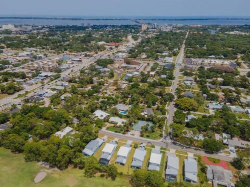 4 Bedroom Home In Downtown, 5 Min From The Beach.