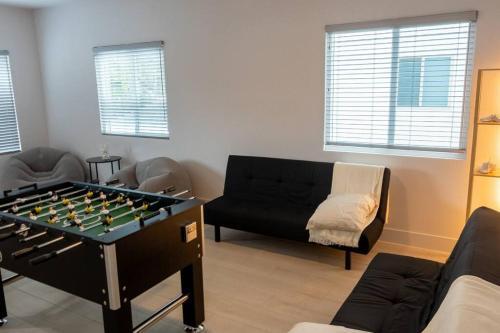 4 Bedroom Home In Downtown, 5 Min From The Beach.