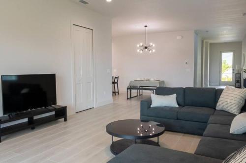 4 Bedroom Home In Downtown, 5 Min From The Beach.
