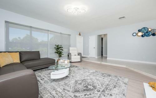 Tropical Rainbow 4bdr 2 Bath Home With Heated Pool
