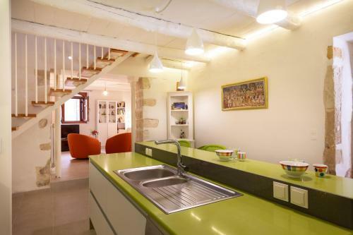 Byblos Villa Walking Distance To Everything W/heated Pool & Bbq