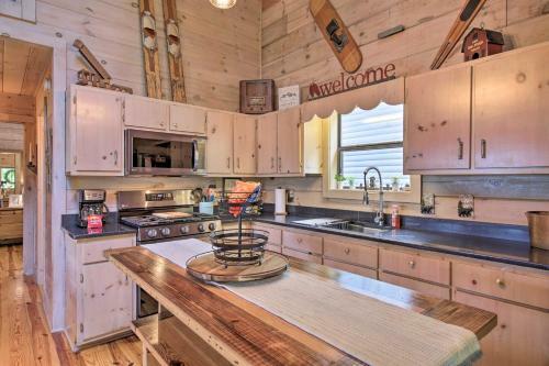 Treetop Hideout With Long-range Mountain Views!