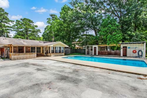 Garden City Oasis-pool-fenced Yard