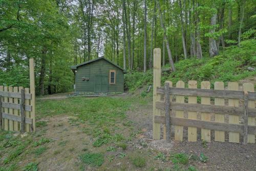 Wooded Cottage With Fire Pit And Forest Views!