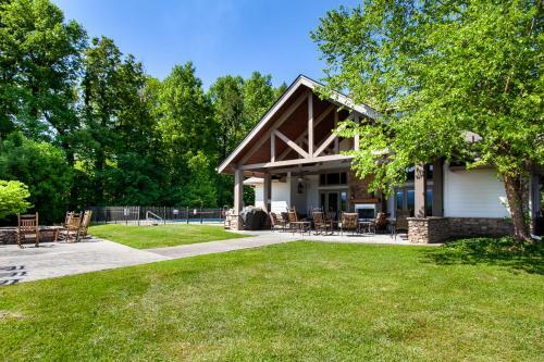 Travelers Paradise W Community Pool Grill