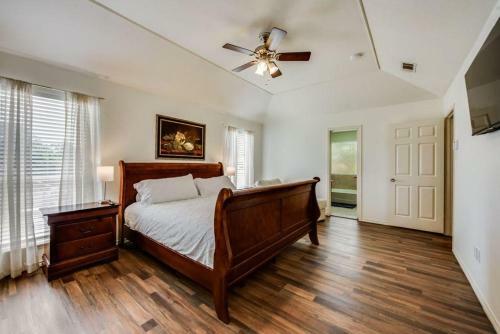 New Beautiful And Shaded Back Yard Tvs In Every Bedroom