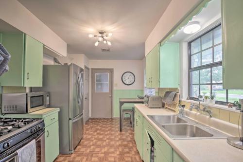 Idyllic Abode With Yard - Near Dtwn And Airport!