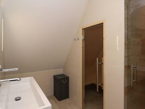 Beautiful Villa With Sauna On The Tjeukemeer