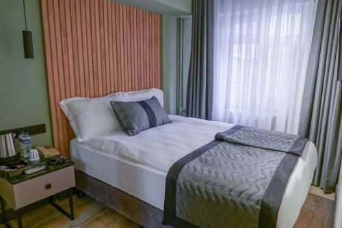 Leons Hotel
