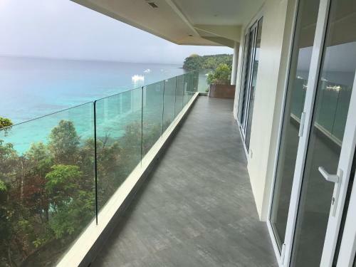 Luxury 2 Bed, 2 Bath Apartment With Stunning Panoramic Sea View, Private Beach