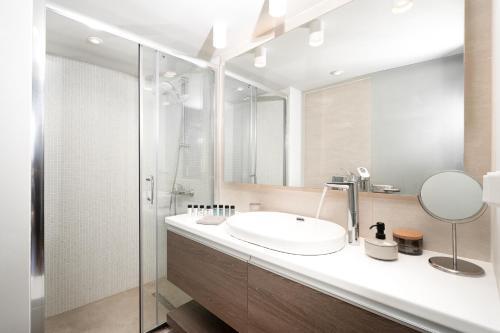 Blue Avra Apartment (Near The Beach)