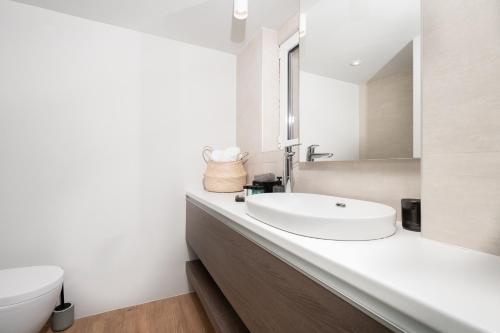Blue Avra Apartment (Near The Beach)