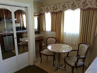 Posada The Vendange Carmel Inn & Suites