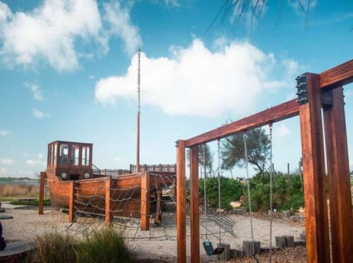 Dunescape 4br With Nbn And Sea Views