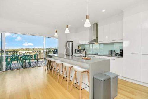 Dunescape 4br With Nbn And Sea Views