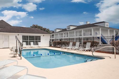 Hotel Baymont Inn & Suites